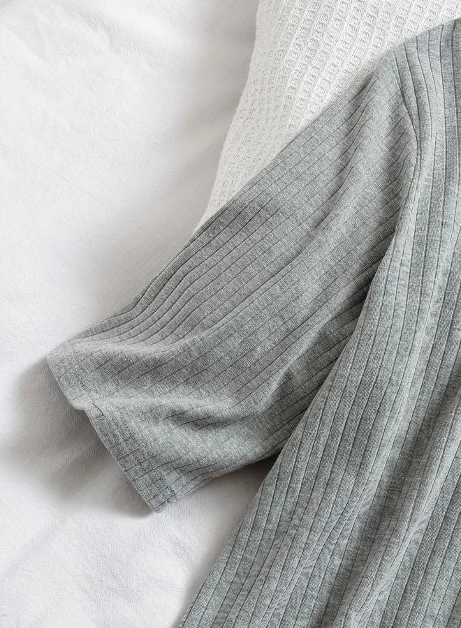 تايك تو طقم بيجاما من بنطال وبلوزة محبوكة بتفاصيل مضلعة